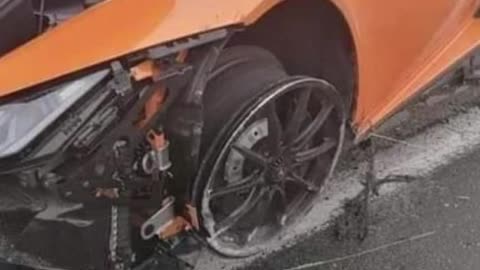 He blocks a highway with his Lamborghini during a wedding and ends up crashing (France)