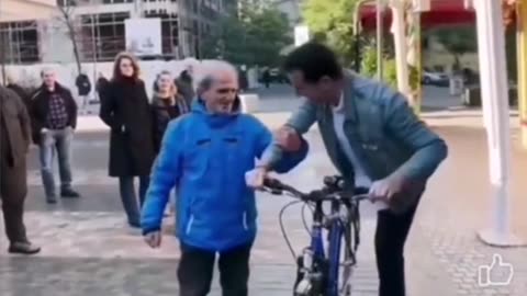 Qytetari nuk i beson as biçikletën Veliajt: Dalë të mbaj prej krahu se kam hall se më ikën