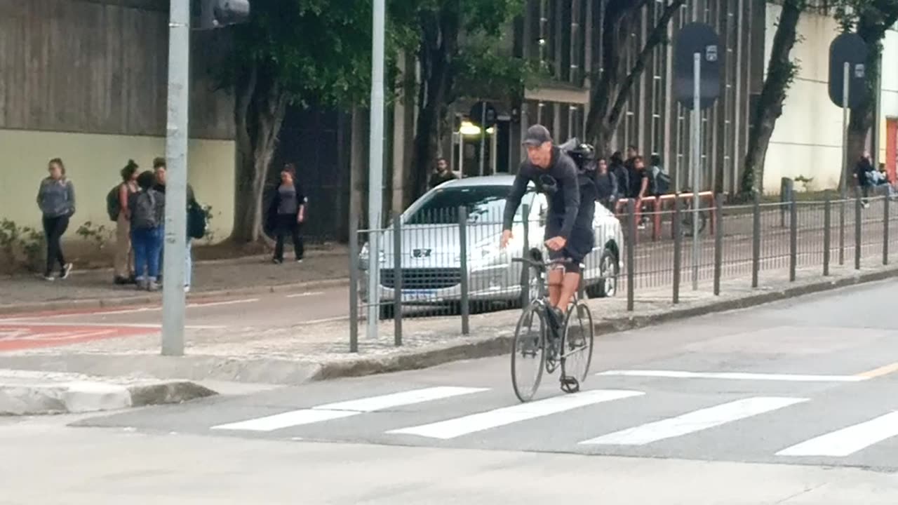 Gear fixa surf na frente da polícia