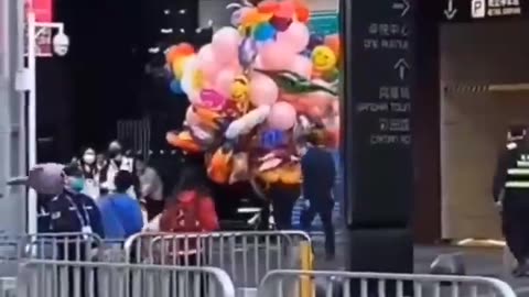 The security guard, in an attempt to drive away the balloon vendor, set her balloons on fire!