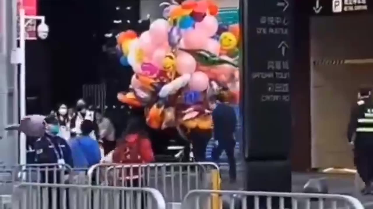 The security guard, in an attempt to drive away the balloon vendor, set her balloons on fire!