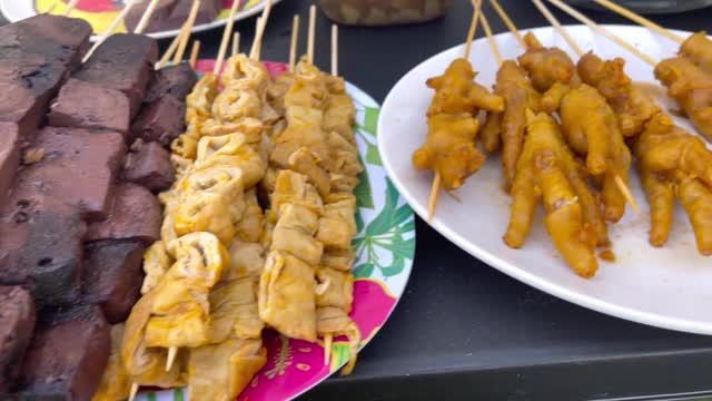 Filipino Street Food in AmericaAmerican eat Filipino street food