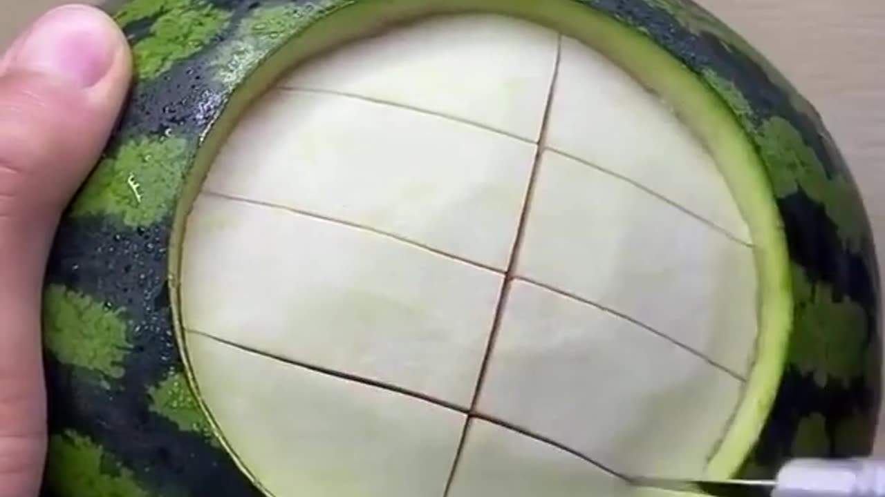 Carving a beautiful pattern on a watermelon 🍉