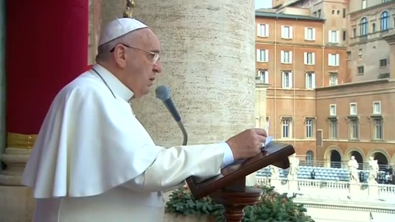 Pope Francis calls for peace in Christmas message