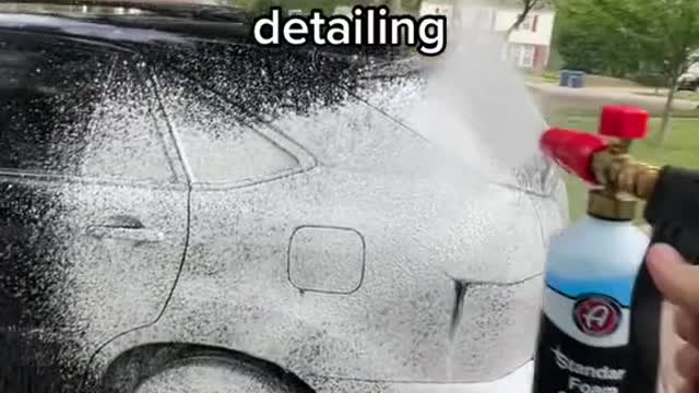 Fan-shaped watering can blows snowflakes at high pressure.