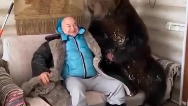 Russians Keep Bears As Pets