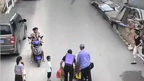 Quick thinking pedestrian saves toddler on out of control scooter 🦸‍♀️❤️