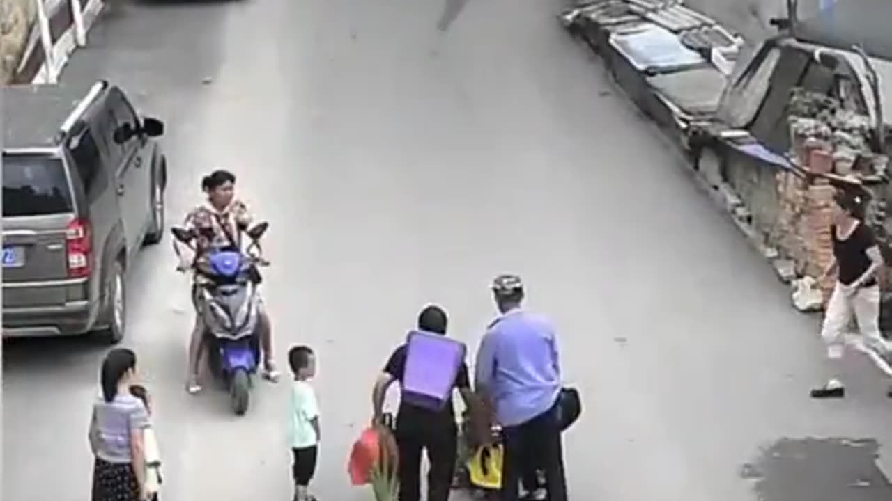 Quick thinking pedestrian saves toddler on out of control scooter 🦸♀️❤️