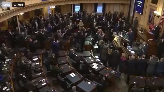 Democrats refuse to applaud when Governor VA Glenn Youngkin