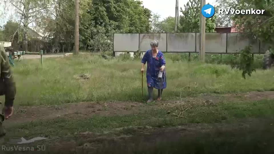 Rozdávání ruské humanitární pomoci v osvobozených městech na Donbasu