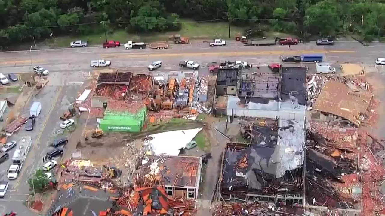 Oklahoma Hit with 20+ Tornadoes -Footage from the town of sulfur