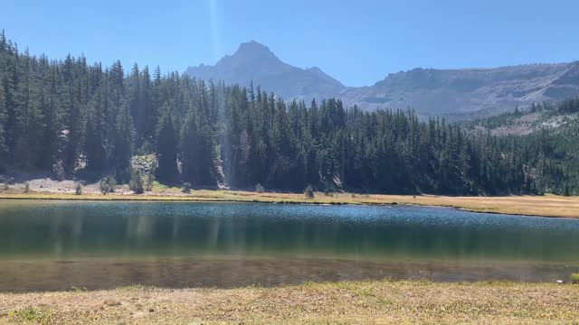 Central Oregon - Three Sisters Wilderness - Magnificent Golden Lake