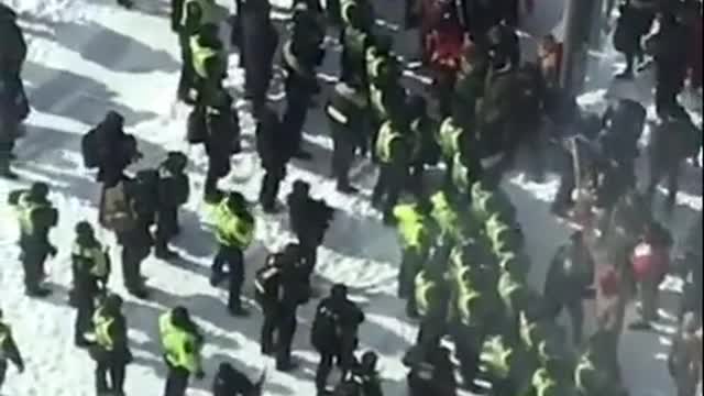 Police move in on anti-corona-mandate protesters in Ottawa