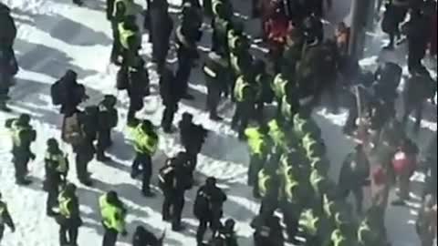 Police move in on anti-corona-mandate protesters in Ottawa