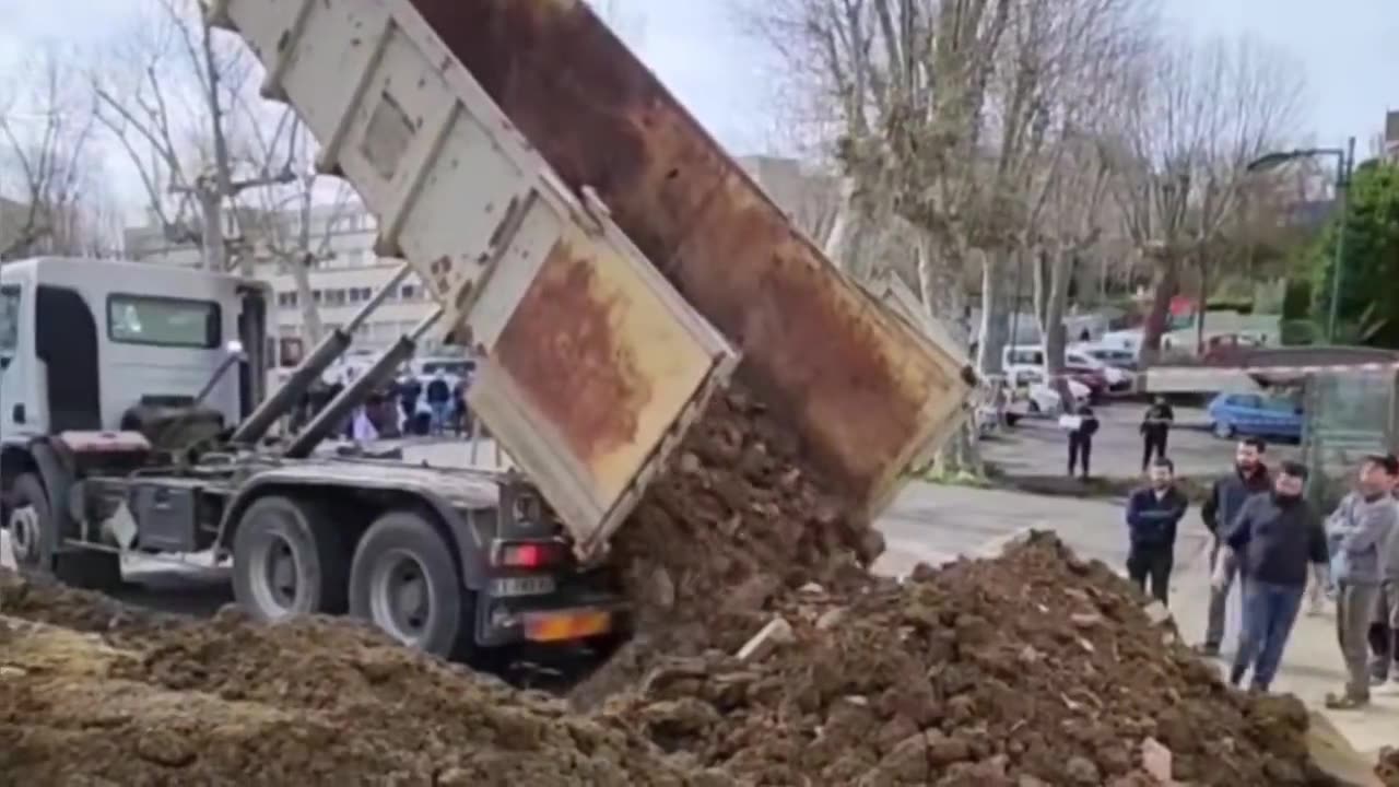 🇫🇷FRANCE - Here come the farmers! Dumping manure and tires in front of council offices
