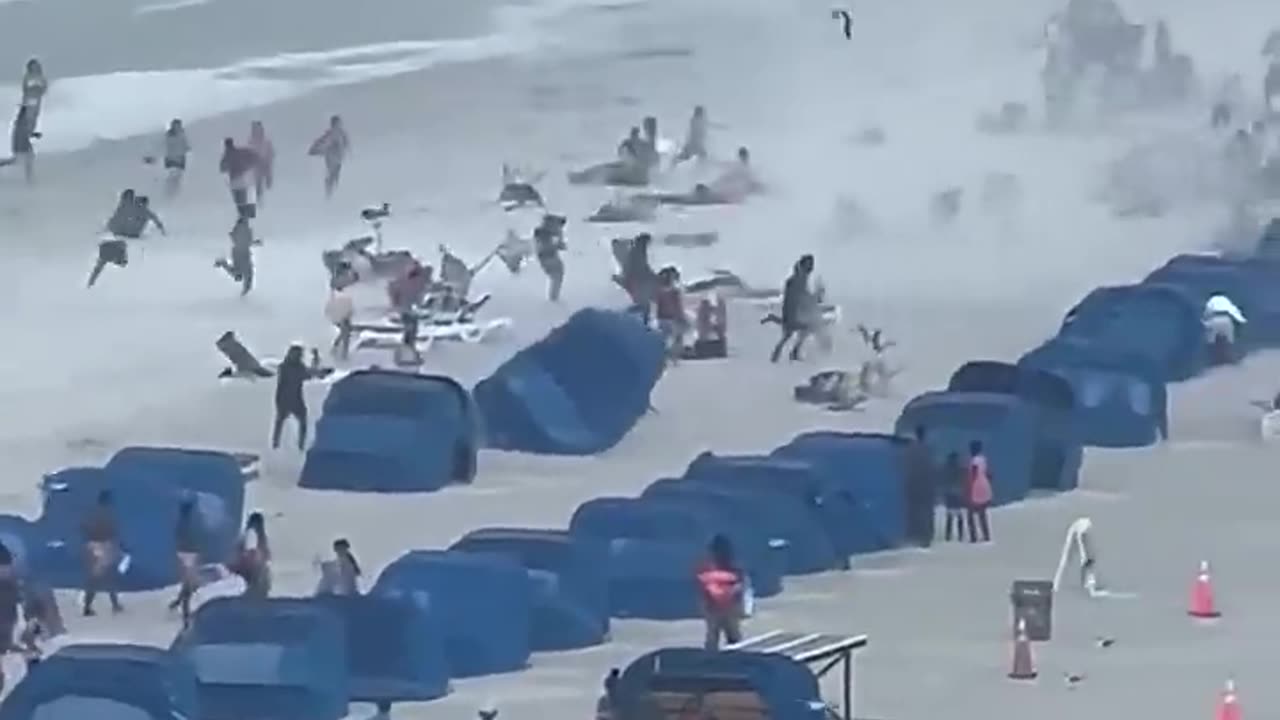 Footage captures waterspout ripping through crowded beach