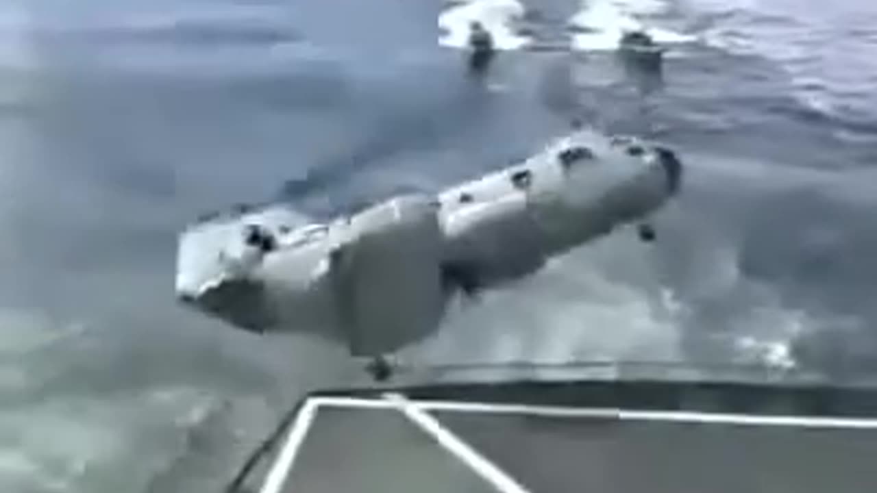 The U.S. military broke into the South China Sea and it's the chinook helicopter fell into the sea.