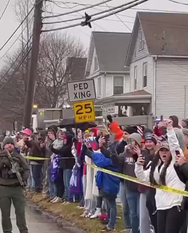 DOES TRUMP HAVE THE MILITARY GUARDING 🙋‍♀️HIS MOTORCADE
