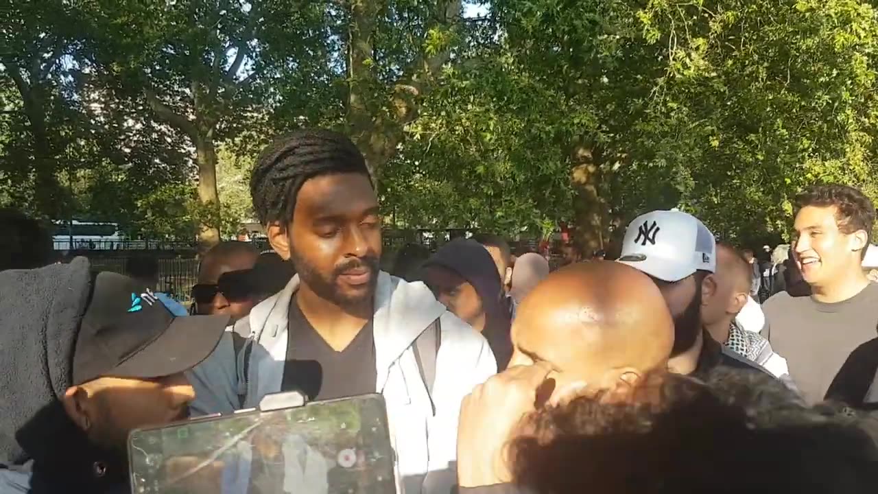 Speakers Corner - Asif and Chris the Ex Muslim Surrounded by Muslim mobs