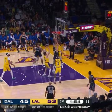 NBA - Luka Doncic slithers to the bucket for 20 PTS in the 1H! 📺 Mavericks-Lakers