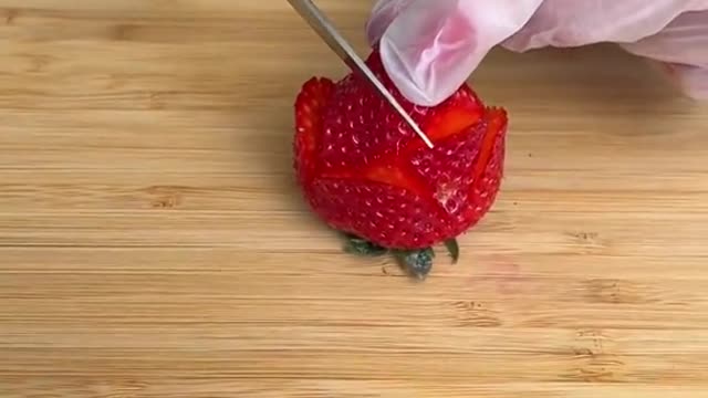 This strawberry trick is so cool 😍🤯