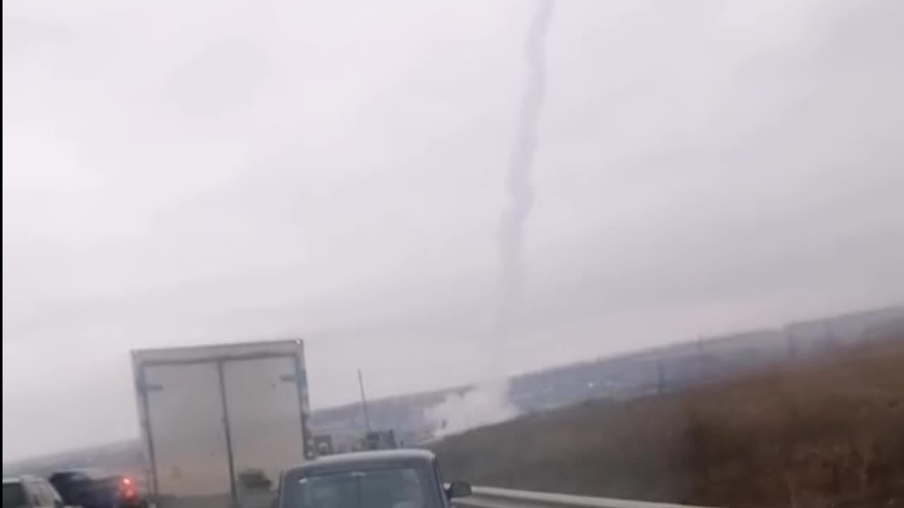 Ukrainian Civilians Stop Traffic to Watch HIMARs