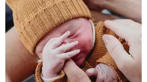 Fernanda Paes Leme compartilhou uma foto segurando a mão de Pilar, sua filha recém-nascida,