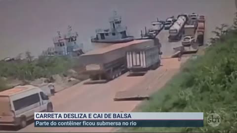 Carreta desliza de balsa e cai em rio no Amazonas | Primeiro Impacto