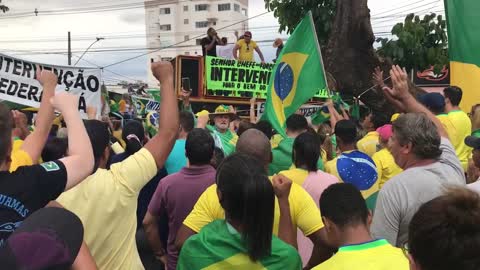 Manifestação em frente ao EB 2