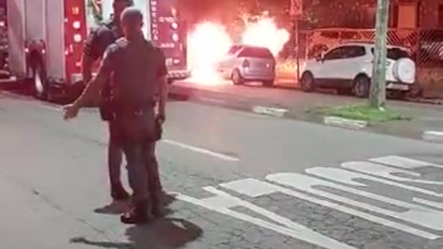 Lula supporters started to attack and burn parked cars