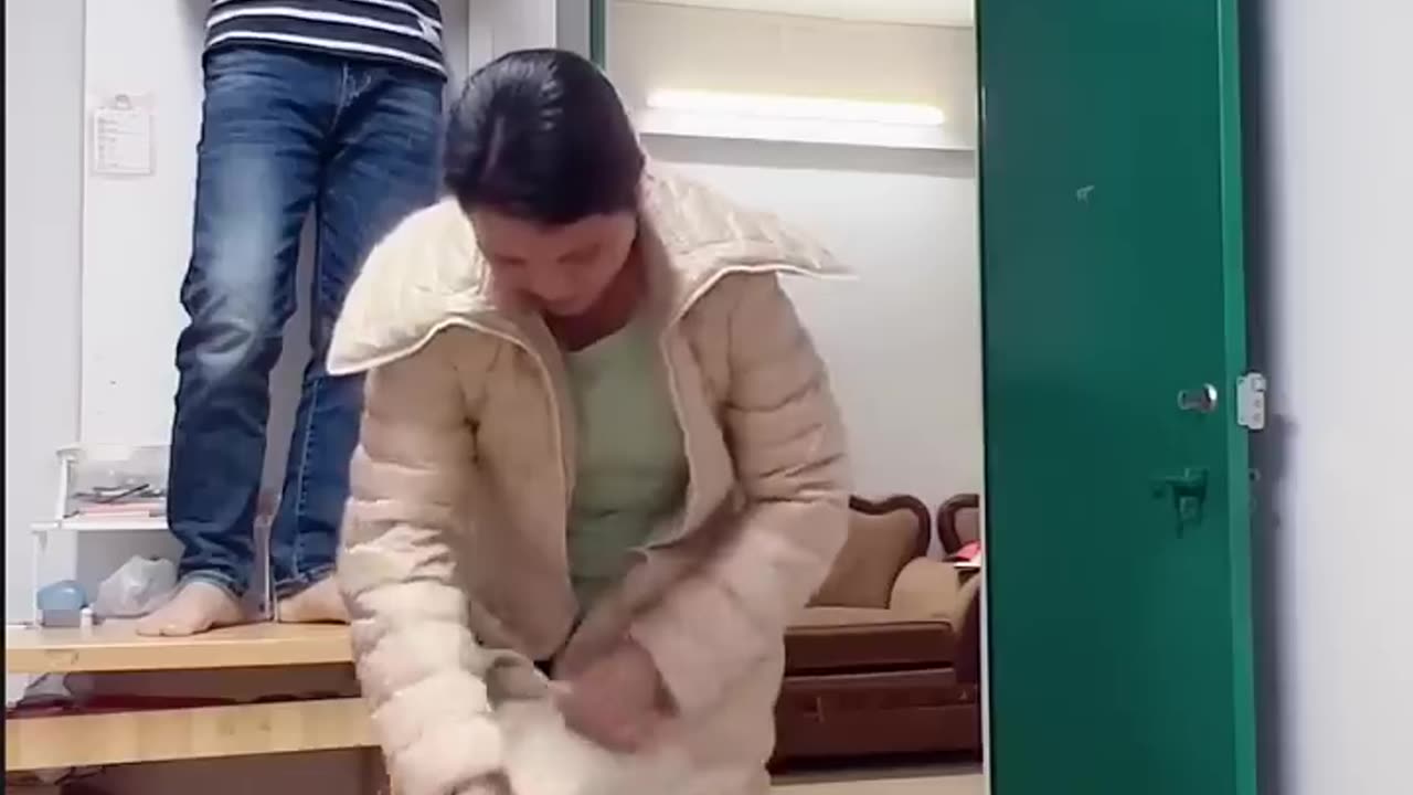 OMG!!! 😱😱😱 She didn't see him. Wait till the end 😂😂😂