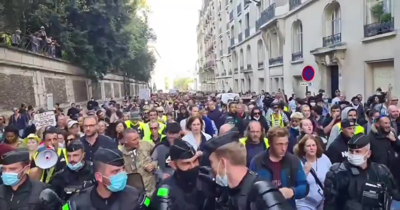 LA POLIZIA FRANCESE MARCIA CON I MANIFESTANTI CONTRO IL GOVERNO