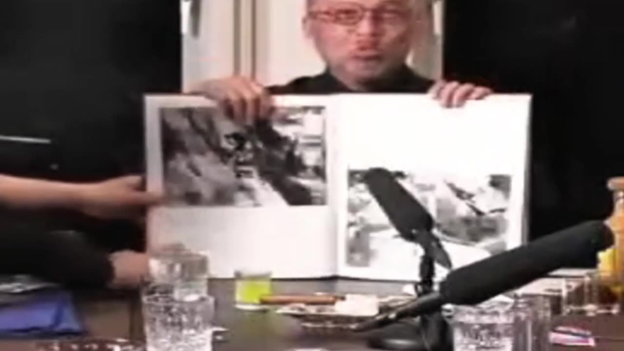 20221121文贵先生大直播： #靳尚谊 艺术写真集 #火浴图 有 #彭丽媛 10几张裸体（当时没想到能当国母）！张宏伟出大钱，买回原片！