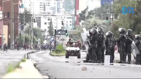 Quito police and protesters