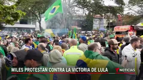 Persisten las protestas por derrota de Bolsonaro en Brasil | Noticias Telemundo