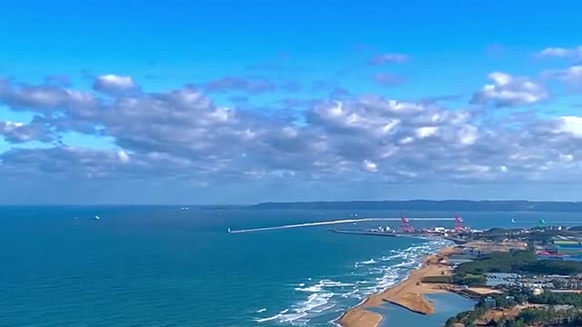 South Korean scenery, green grass, blue sky and sea