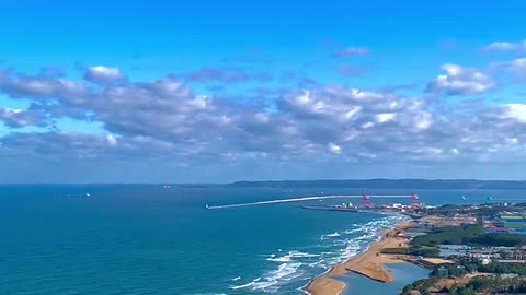 South Korean scenery, green grass, blue sky and sea