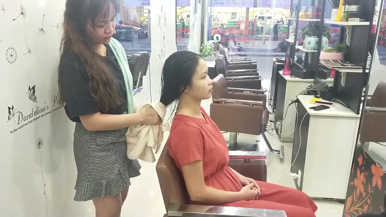 I'm really happy to have a relaxing shampoo at vietnam hair salon, it's great