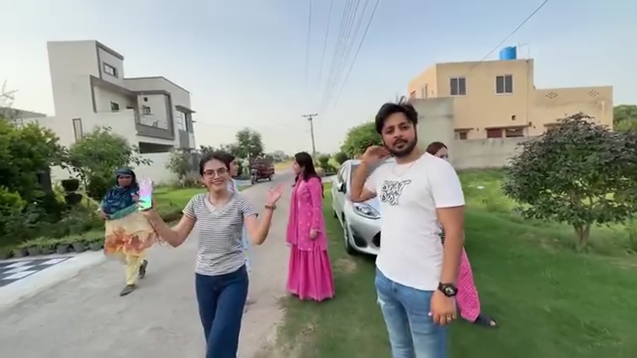 Audi E Tron ghari ki kushi Mai sister logy Sy shadi krly ducky bhai nay