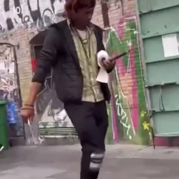 España | Un 'ser de luz' va afilando un cuchillo por El Raval, Barcelona.