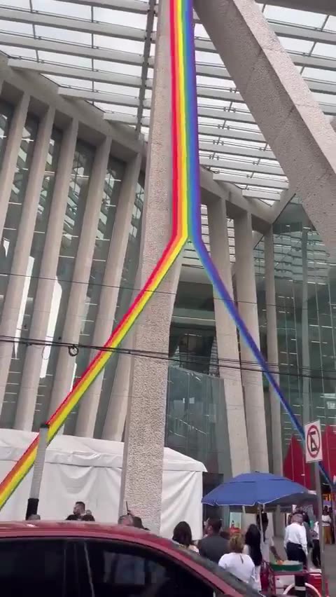 ❌ 🇲🇽 #Mexico Città del Messico è stata decorata con bandiere LGBT in onore del "mese del Pride",