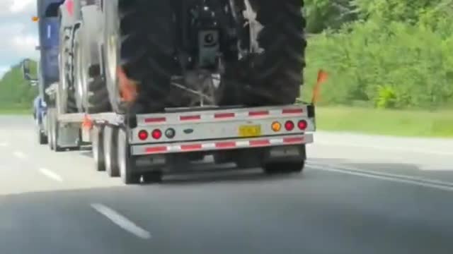 225_A tractor miraculously passes through the tunnel 😱😱