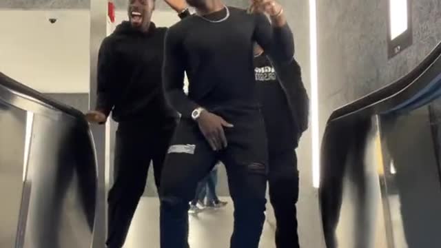 Se ele postou é pq o celular não foi triturado kkk