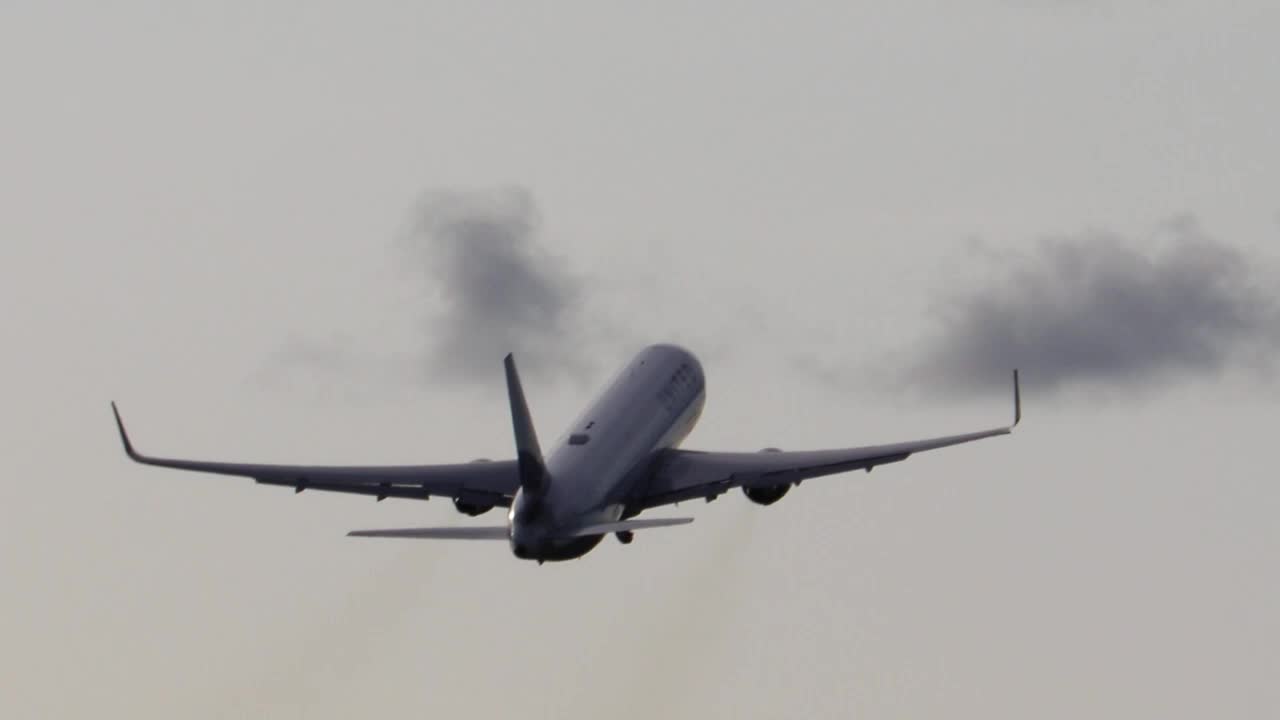 BOEING 767-300 Operating as United Airlines Flt 1193 departing St Louis Lambert