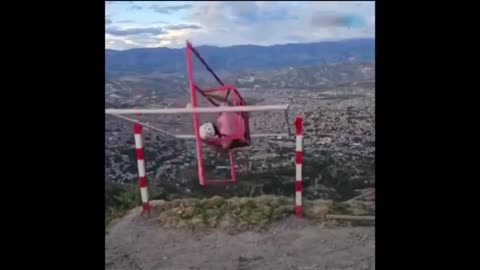 ¡Vivo de milagro! un turista cayó al abismo después de falla en atracción extrema