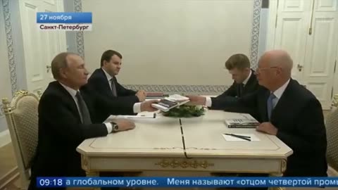 Klaus Schwab věnoval na schůzce Putinovi svoji knihu...