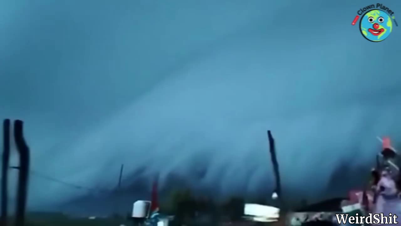 HUGE DOOMSDAY CLOUD DESCENDS ON CITY