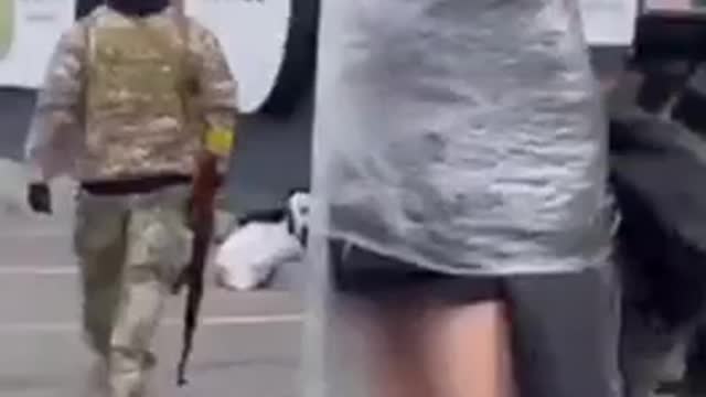 Homens ucranianos que não querem defender a Ucrânia são fixados nos postes