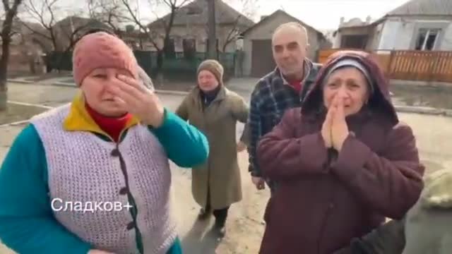Emotionen, als die russische Flagge über einem gerade befreiten Militärstützpunkt gehisst wird.