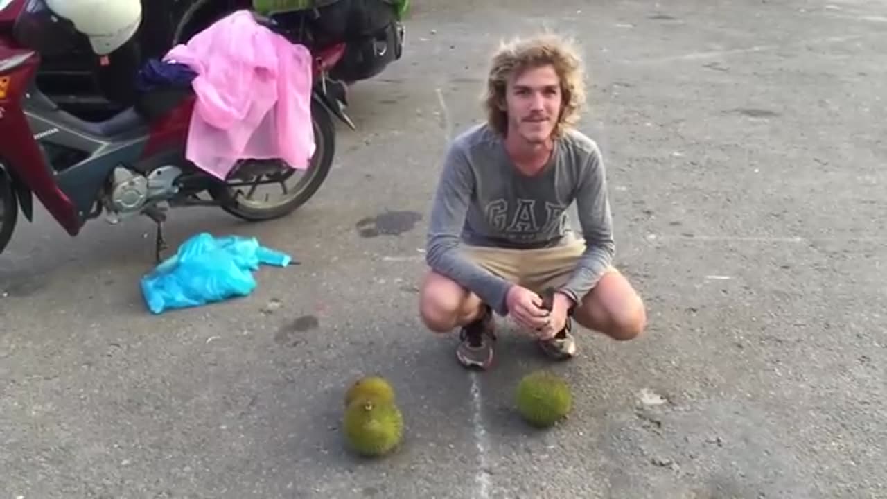 EATING WILD JUNGLE FRUITS IN BORNEO!